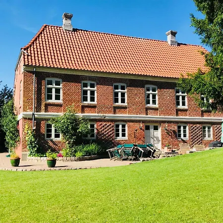 300m2 Entire House With 3 Bedrooms *